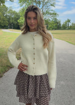 Strickjacke mit Herzknöpfen - offwhite