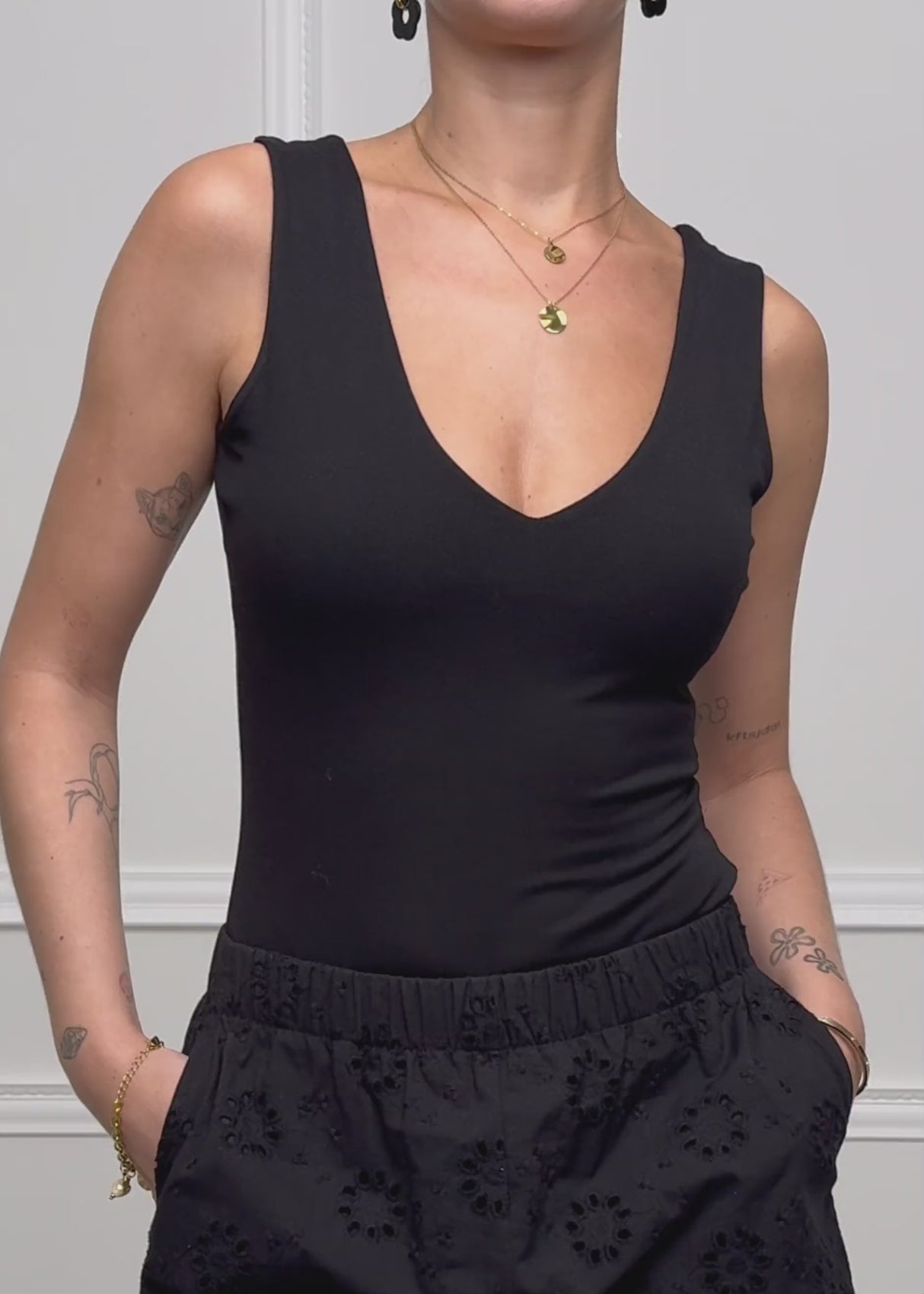 Ärmelloser Body mit V-Ausschnitt - schwarz von SASSYCLASSY