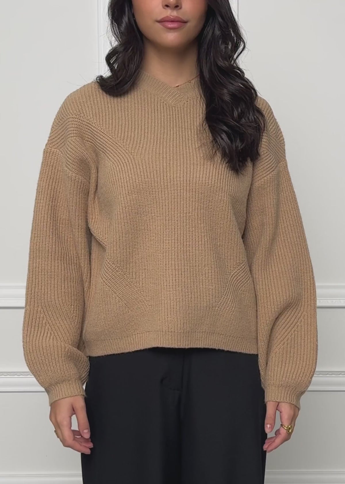 Rippstrickpullover mit hohem V-Ausschnitt - hellbraun von SASSYCLASSY