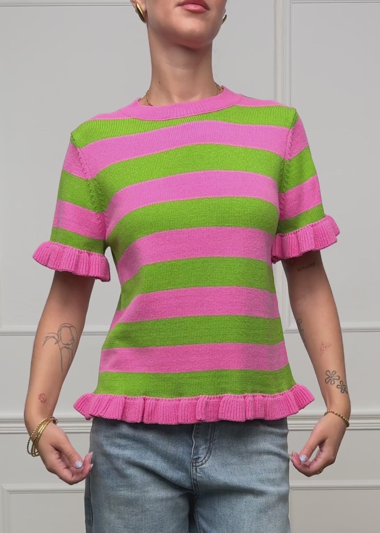 Gestreifter Kurzarm-Pullover mit Volants - pink-grün