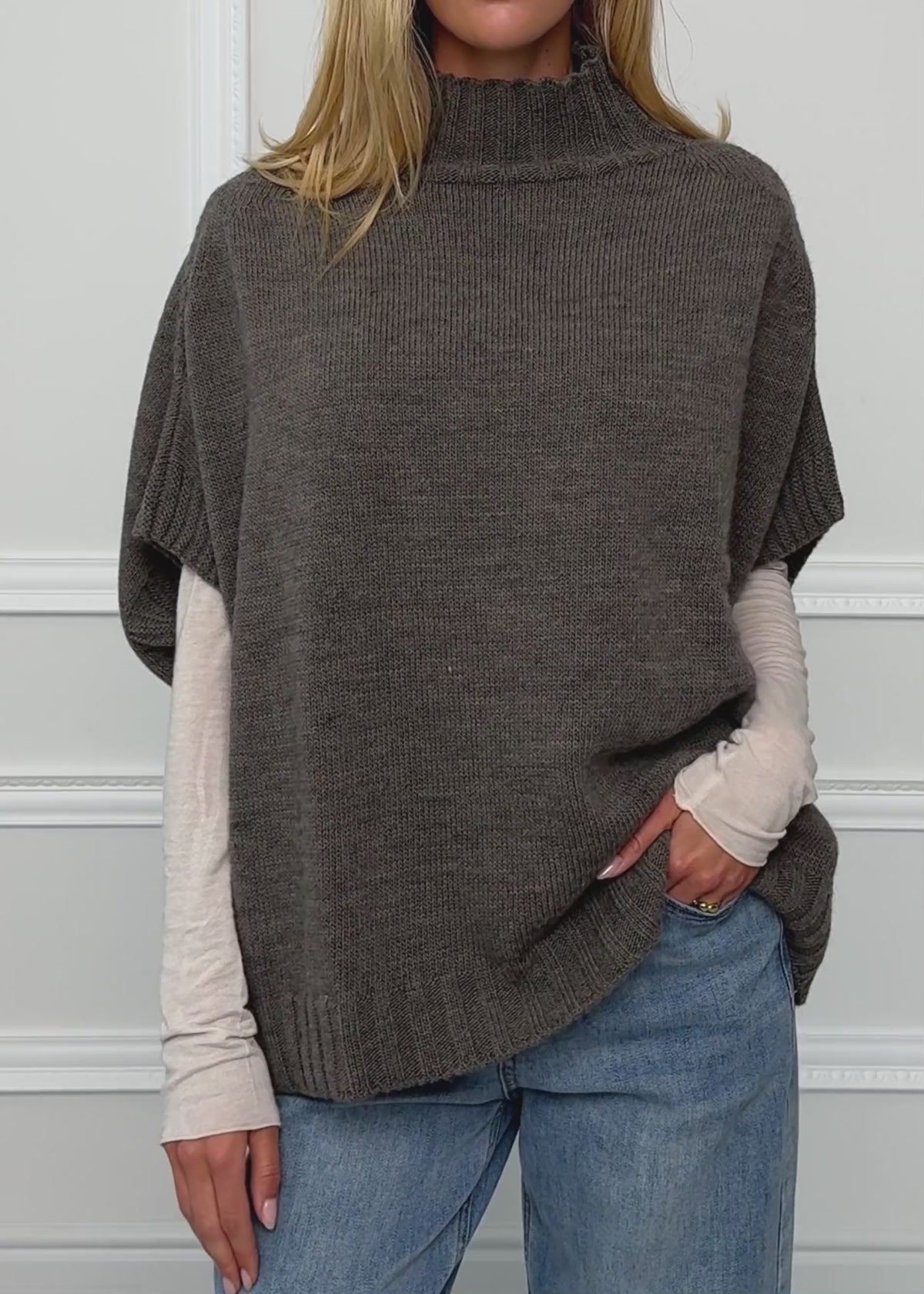 Oversize, sleeveless slipover with turtleneck - grey by SASSYCLASSY