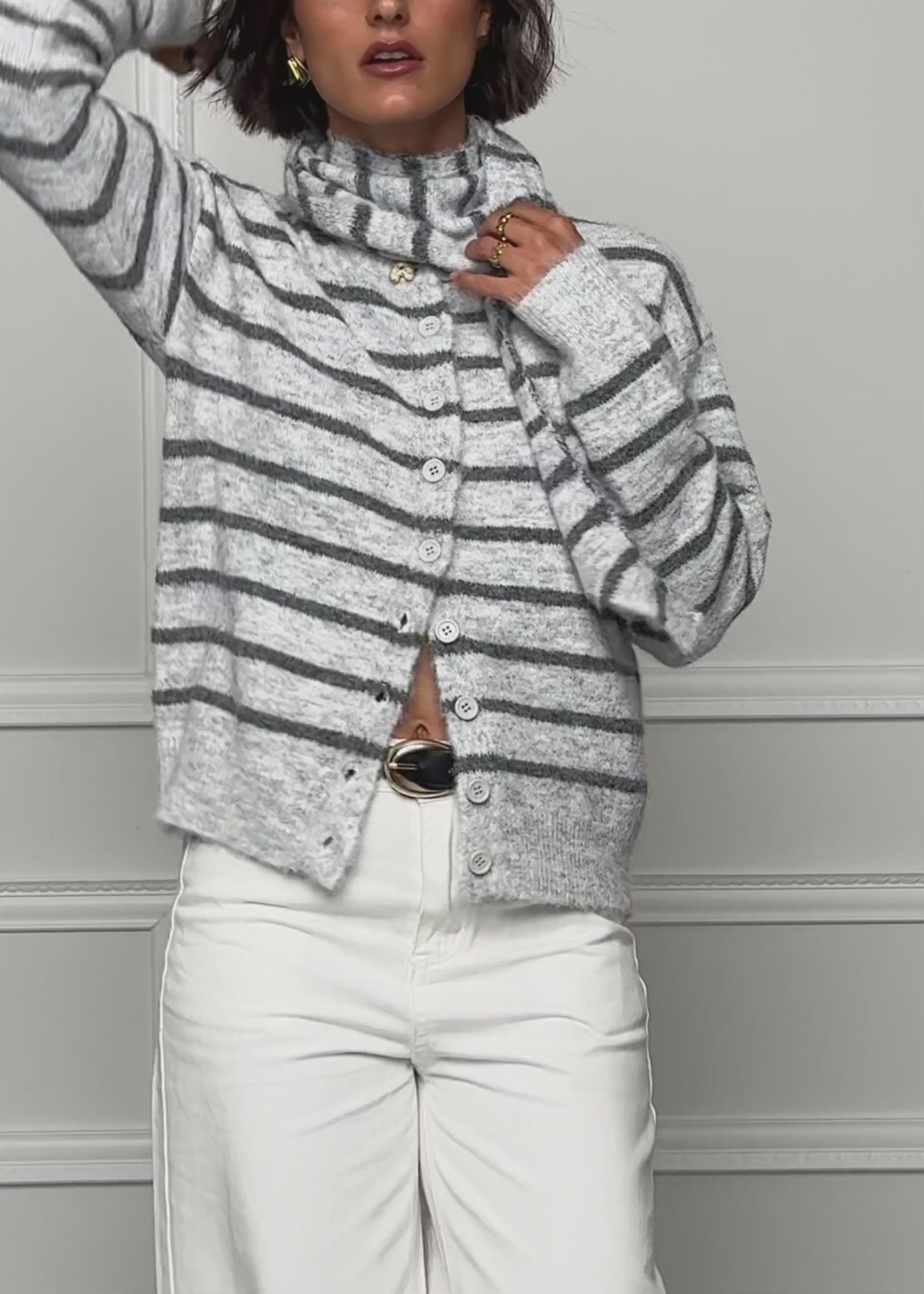 Gestreifter Cardigan mit Schal - grau - SASSYCLASSY