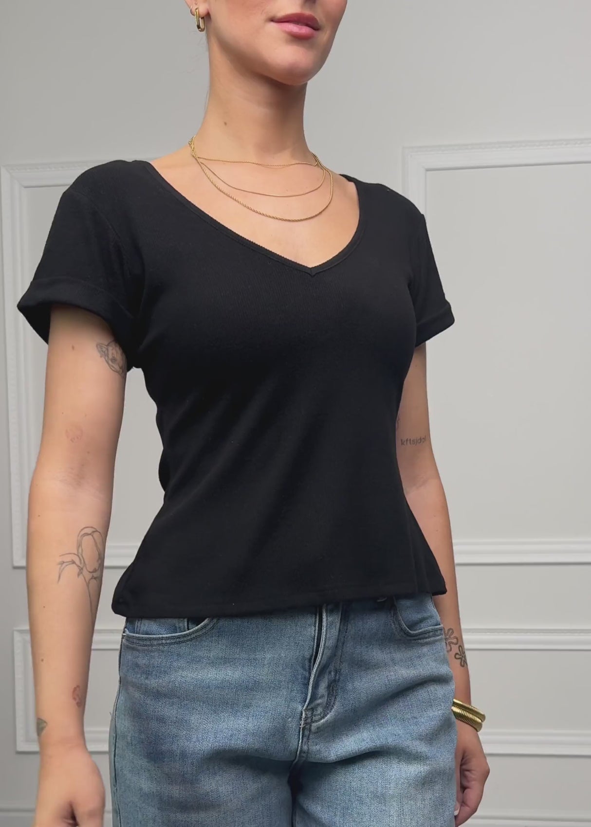 Geripptes T-Shirt mit V-Ausschnitt - schwarz by SASSYCLASSY