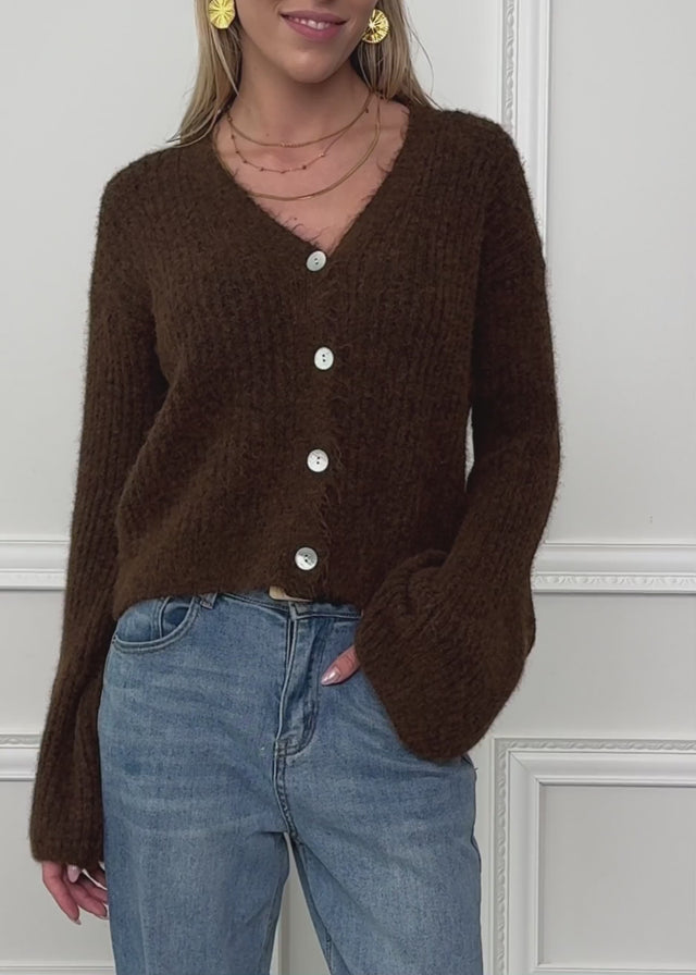 Strickjacke mit Trompetenärmeln - braun von SASSYCLASSY