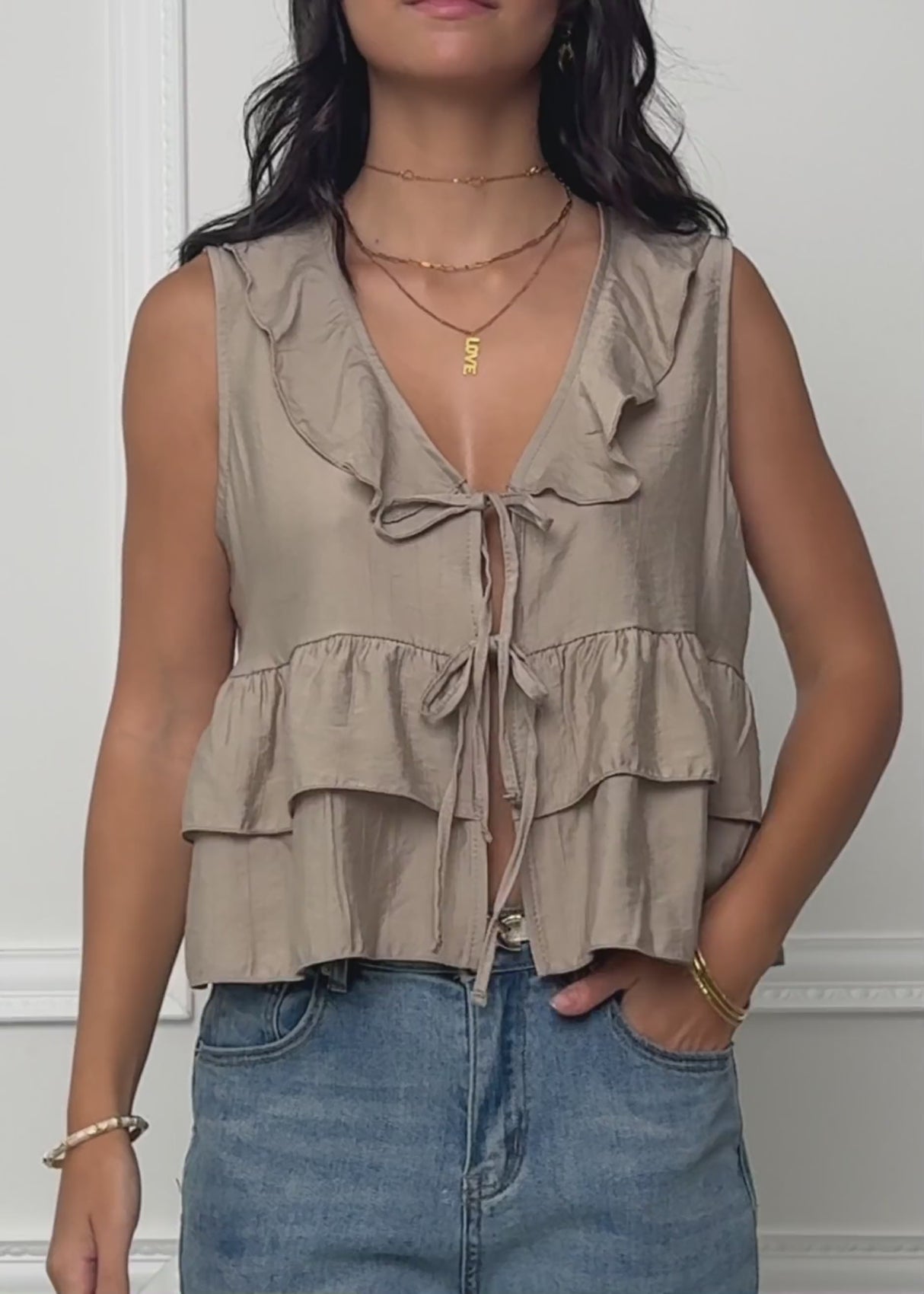 Ärmellose Volant Bluse mit Bindebänder - taupe by SASSYCLASSY
