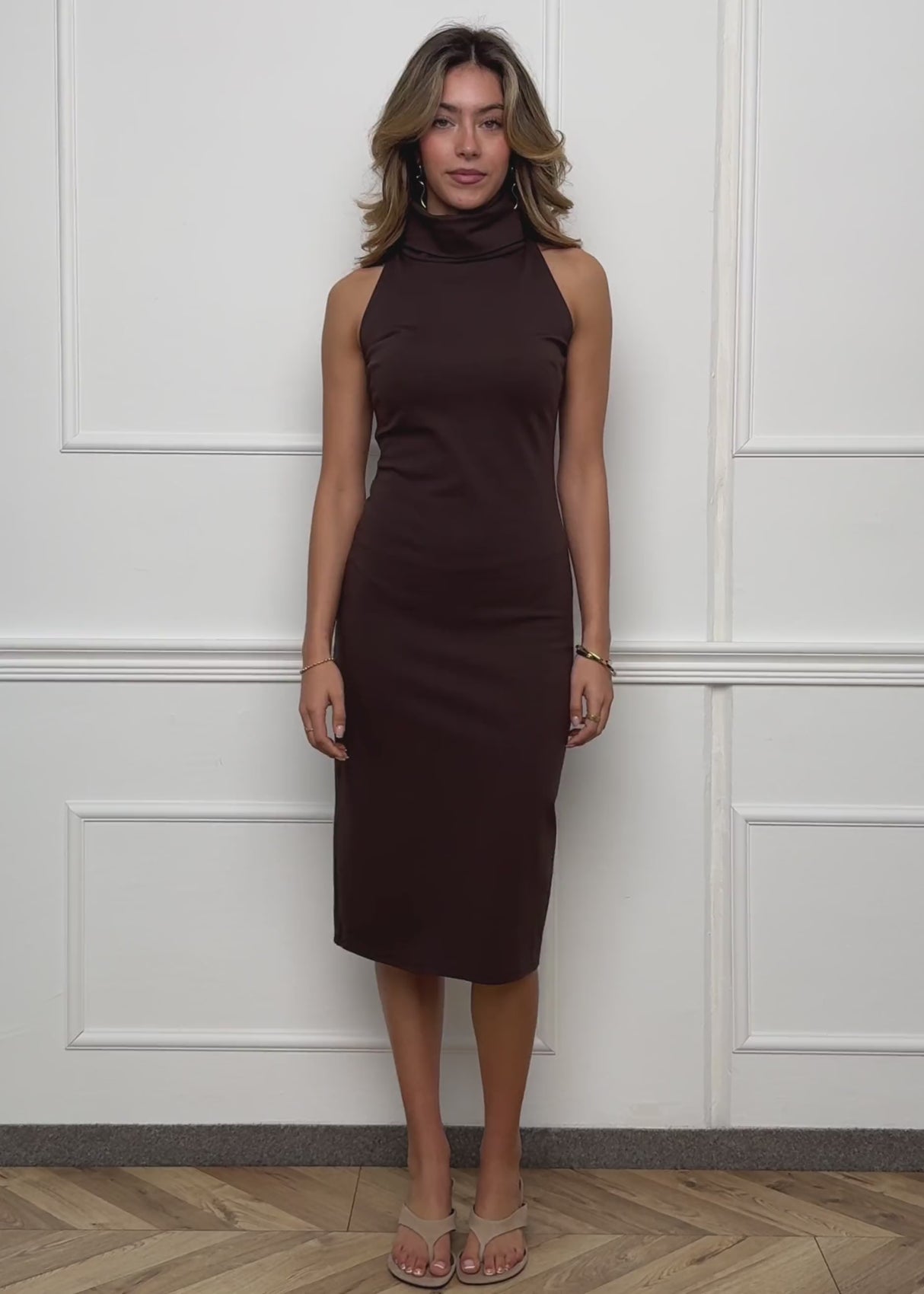 Midi dress with stand-up collar and back slit - brown