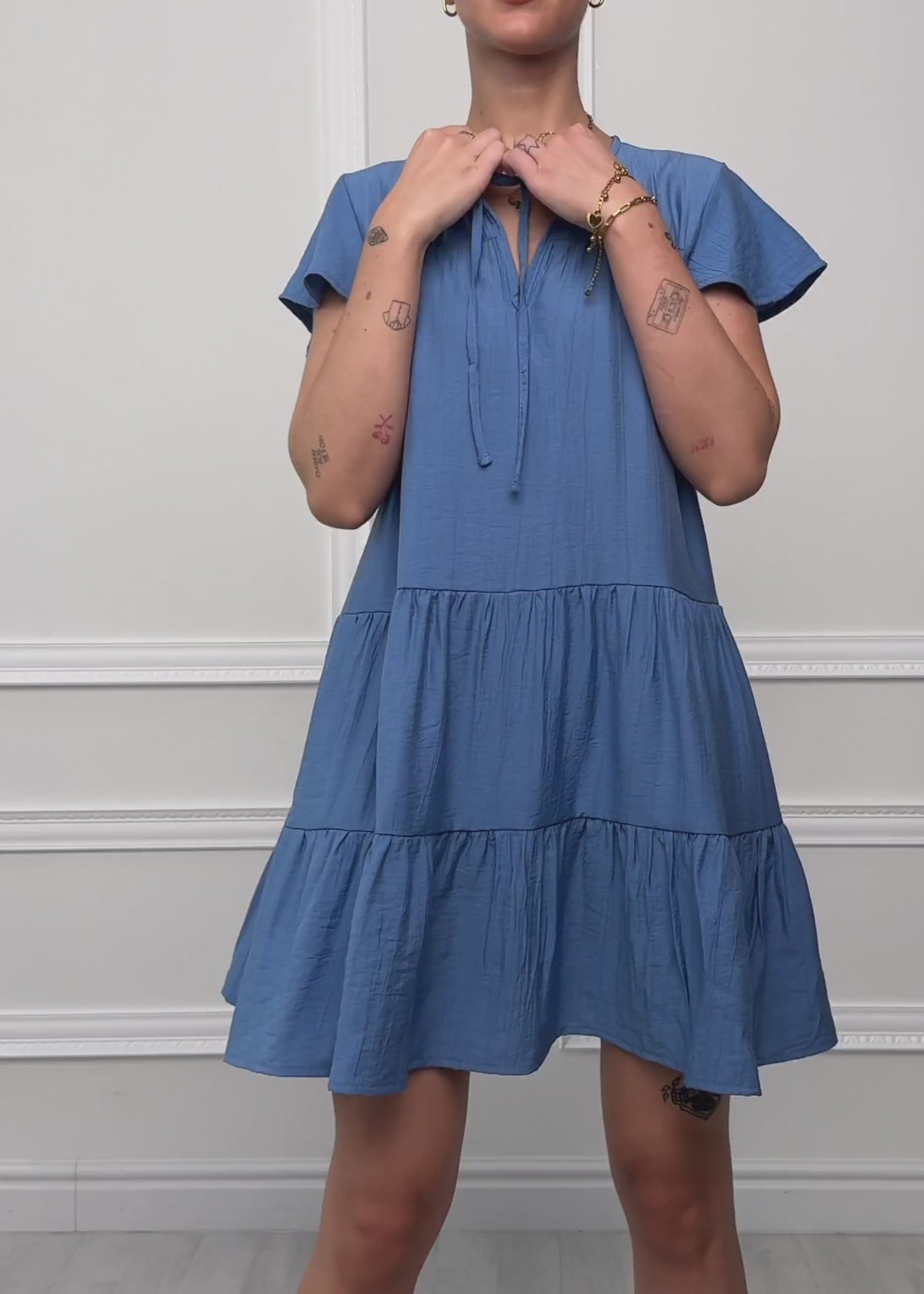 Stufenkleid mit Flügelärmel - blau von SASSYCLASSY