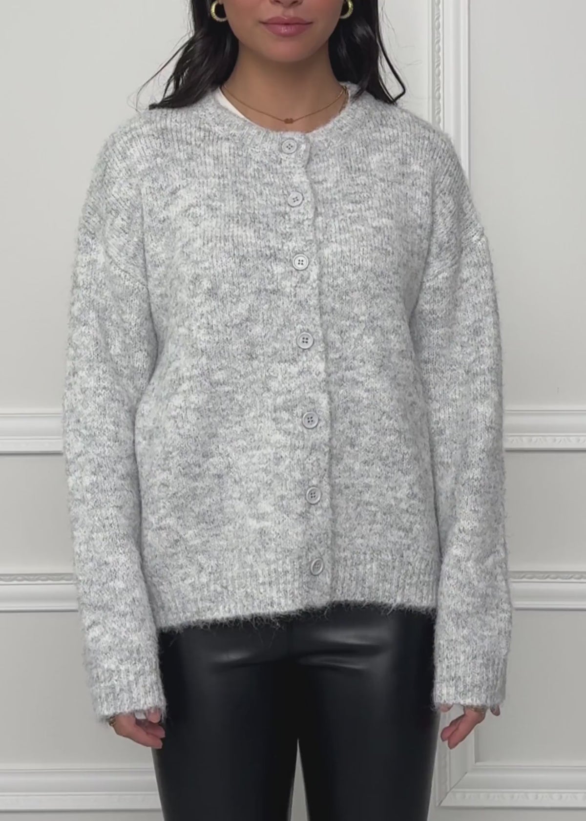 Strickjacke mit Knopfleiste - grau von SASSYCLASSY