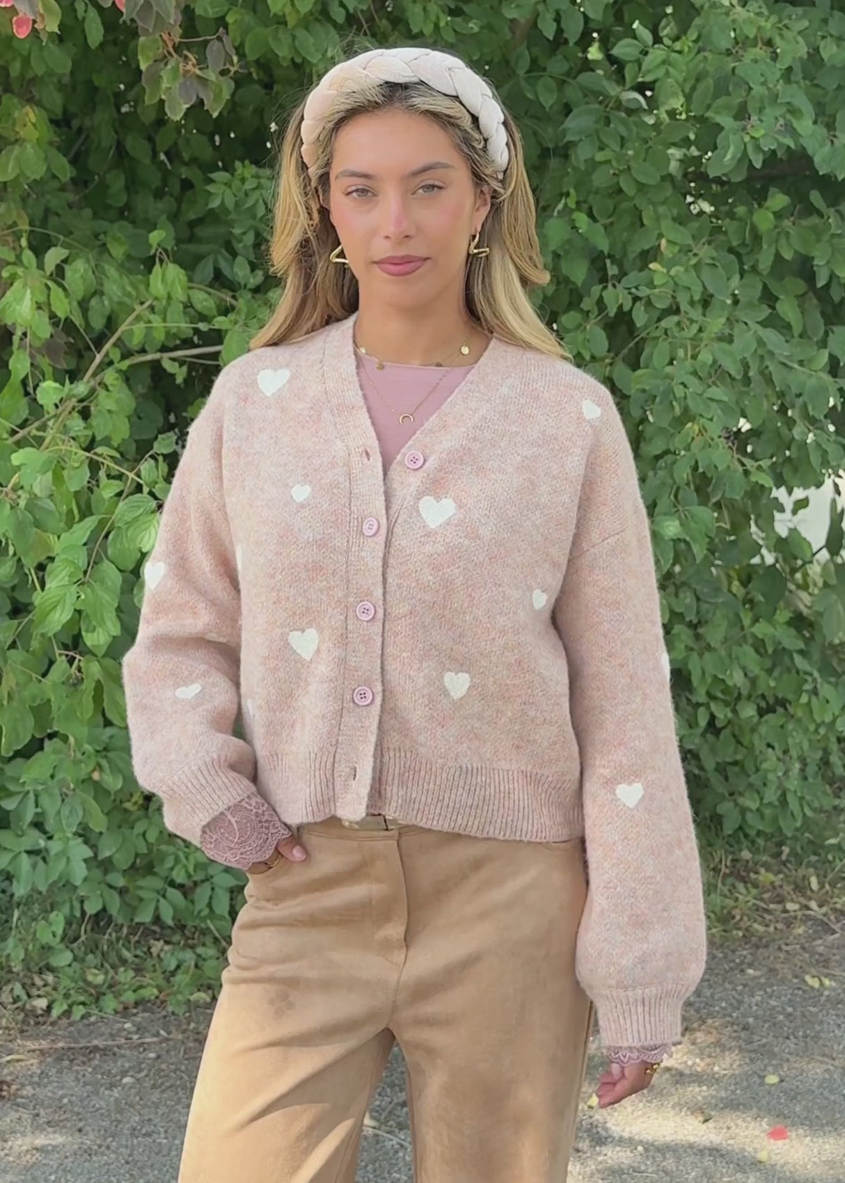 Cardigan mit weißen Herzen - beige von SASSYCLASSY