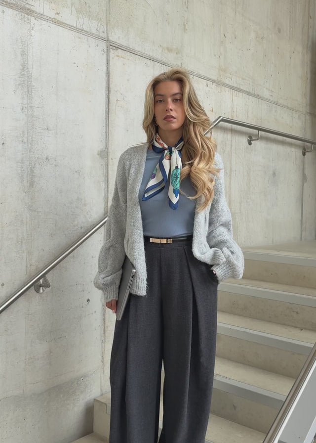 Grob gestrickter Cardigan mit Zopfmuster - hellgrau von SASSYCLASSY