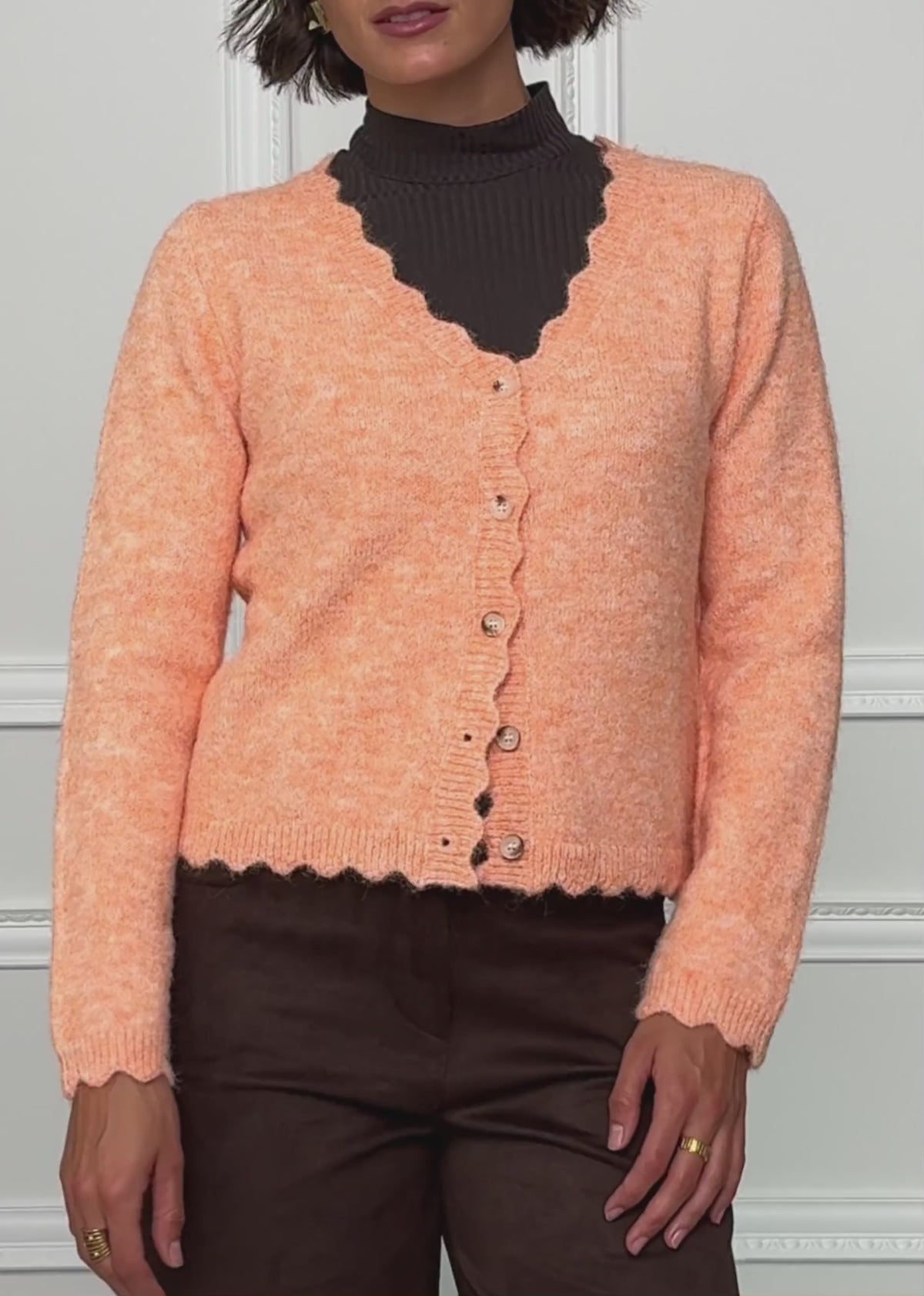 Strickjacke mit Bogenkante - koralle by SASSYCLASSY
