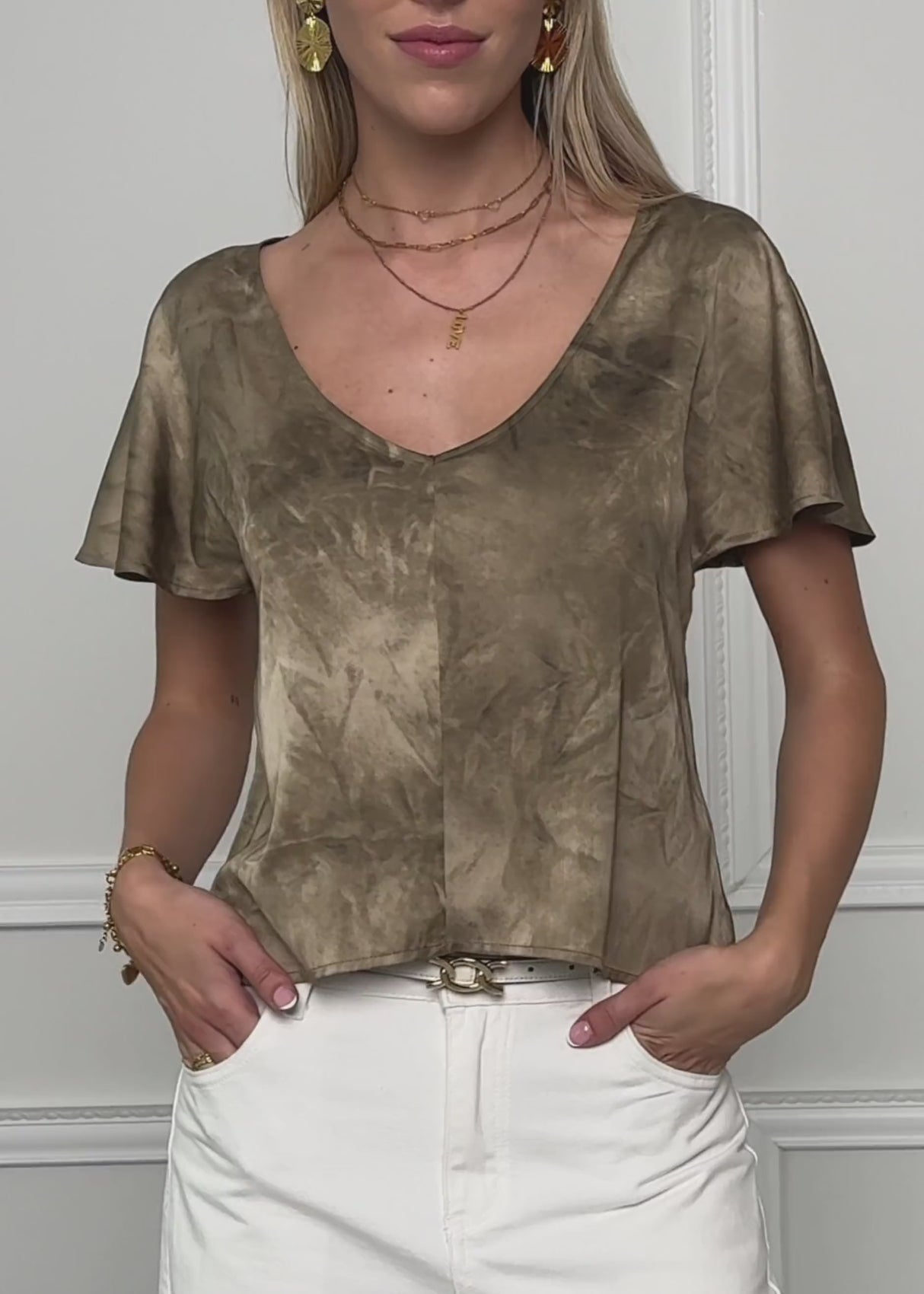 Kurzarm Satin Bluse mit Batik-Muster - braun by SASSYCLASSY