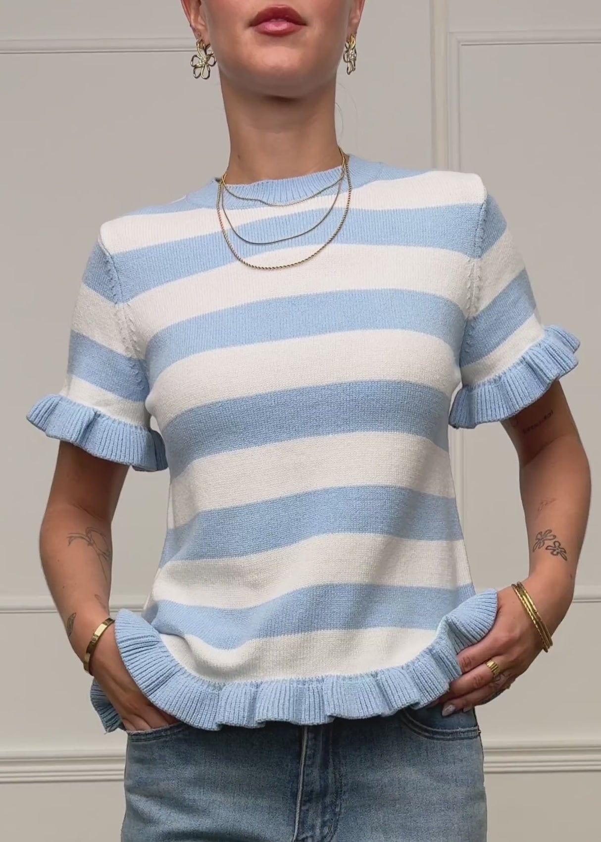 Striped short-sleeved sweater with flounces - blue-off-white