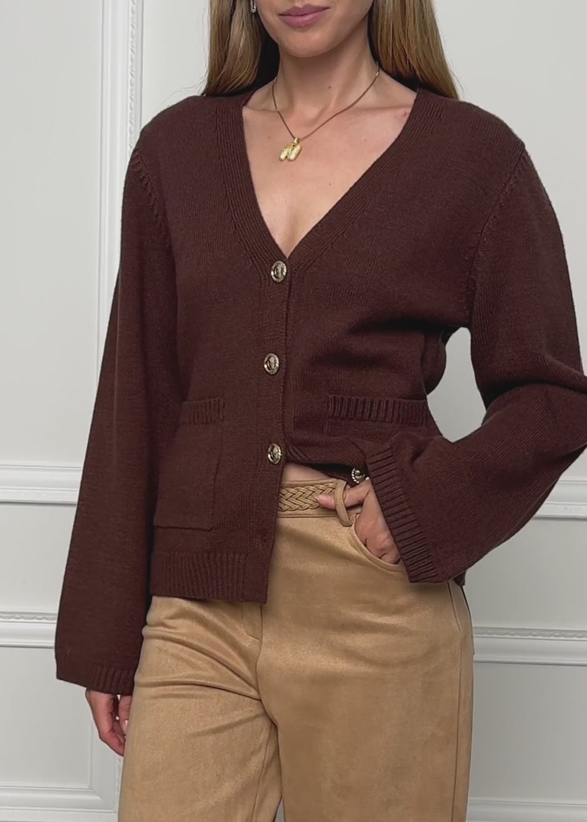 Strickjacke mit V-Ausschnitt und Goldknöpfen - braun von SASSYCLASSY