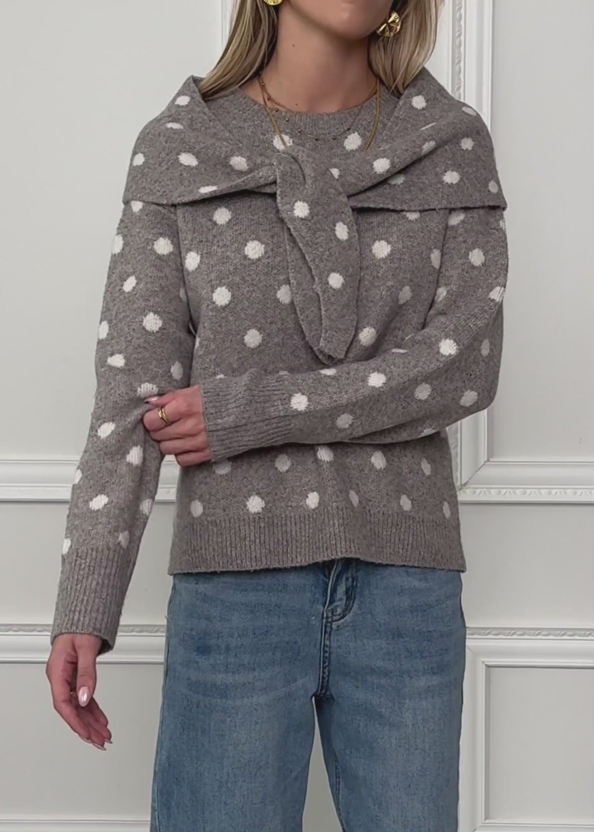 Gepunkteter Pullover mit Schal - taupe von SASSYCLASSY