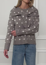 Gepunkteter Pullover mit Schal - taupe