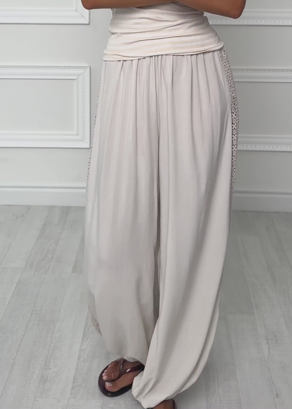 Ballonhose mit Spitzeneinsätzen - beige von SASSYCLASSY