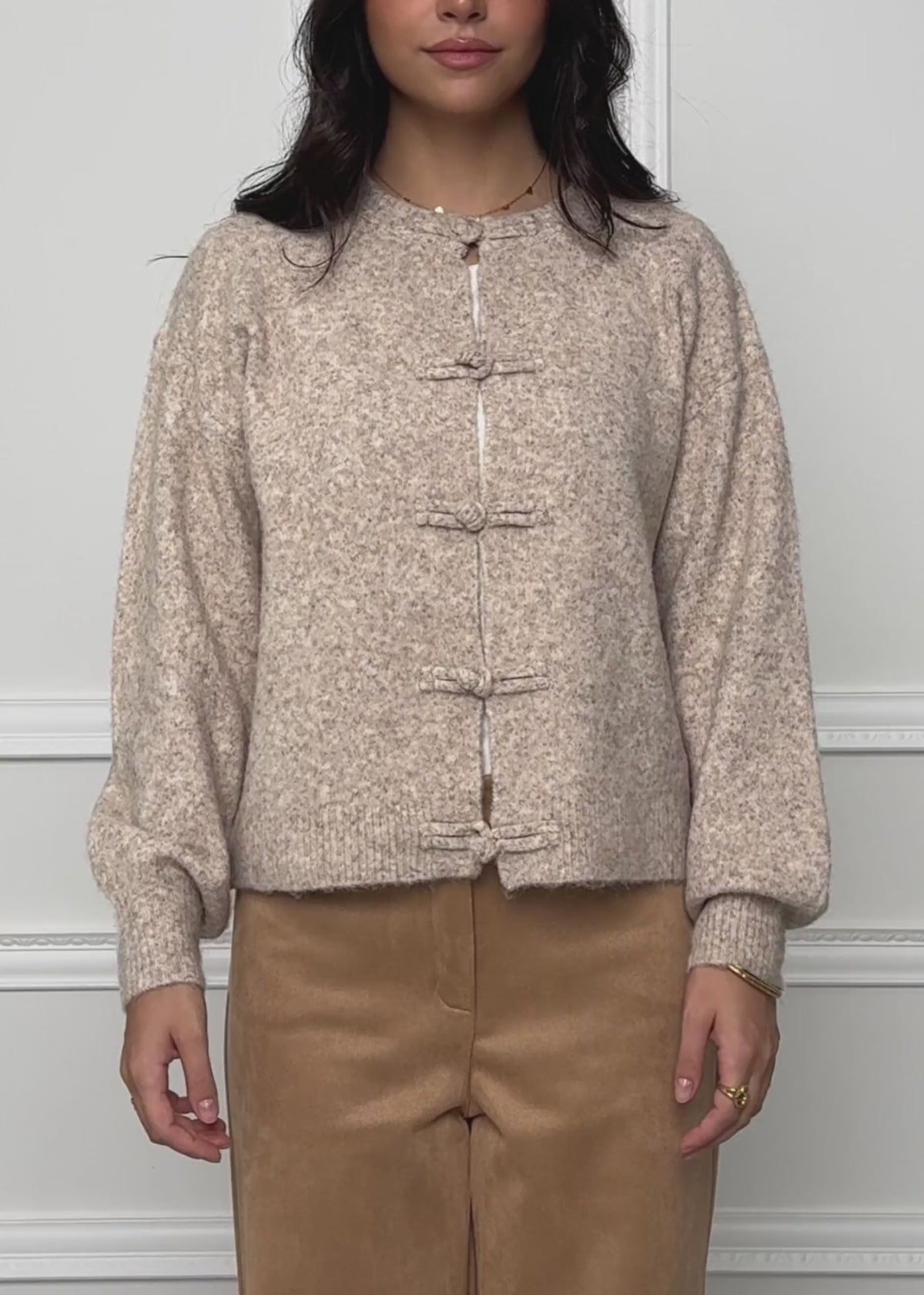 Strickjacke mit Knebelverschluss - beige von SASSYCLASSY