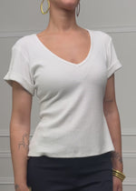 Geripptes T-Shirt mit V-Ausschnitt - offwhite