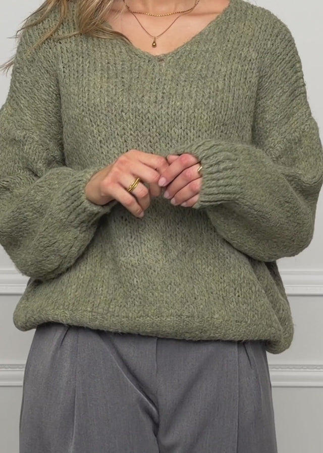 Oversized jumper with V-neck - khaki by SASSYCLASSY