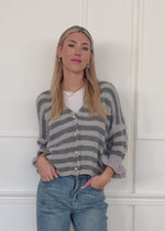 Gestreifter Cardigan mit 3/4-Ärmeln - grau