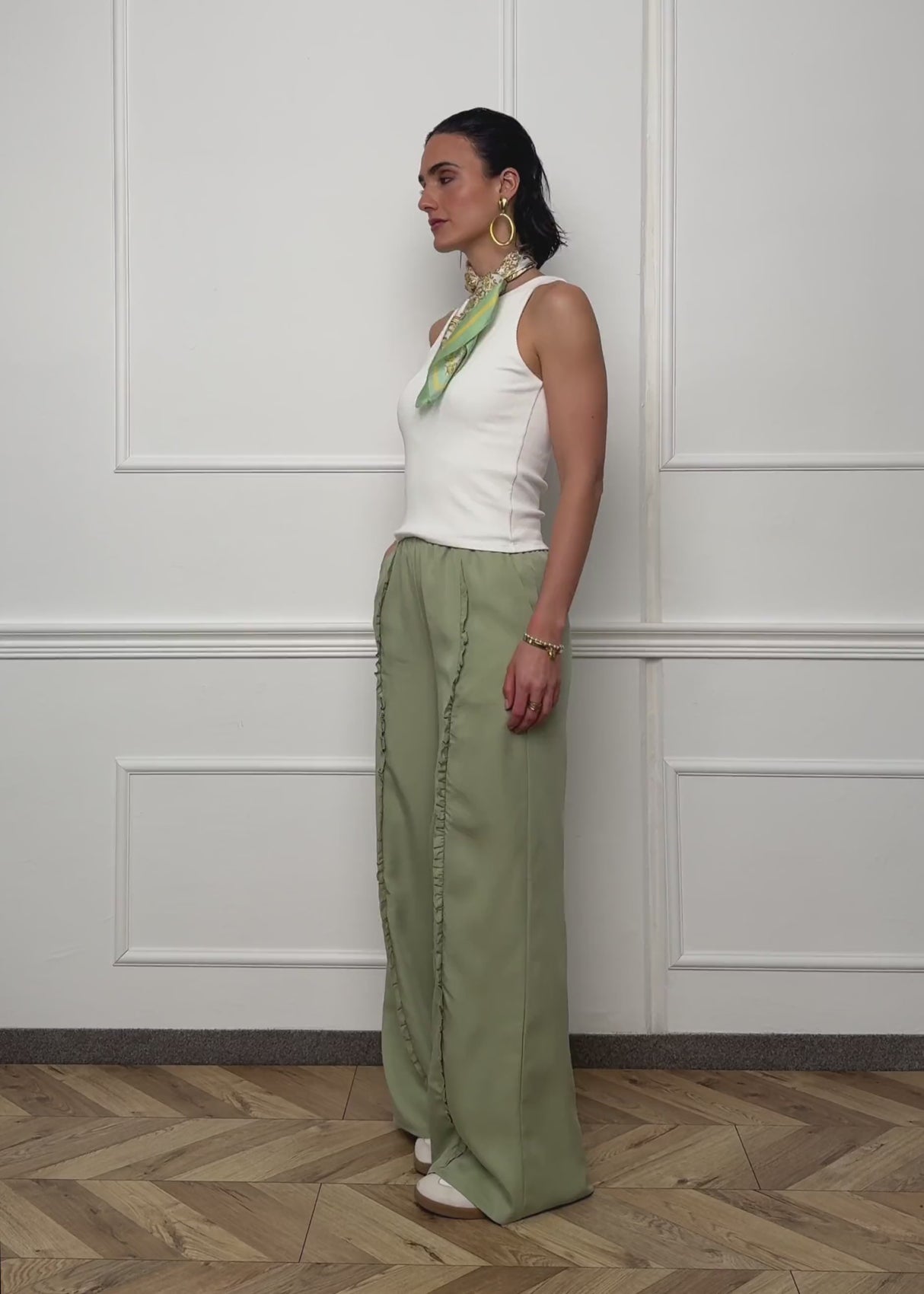 Hose mit weitem Bein und Rüschendetail - salbeigrün
