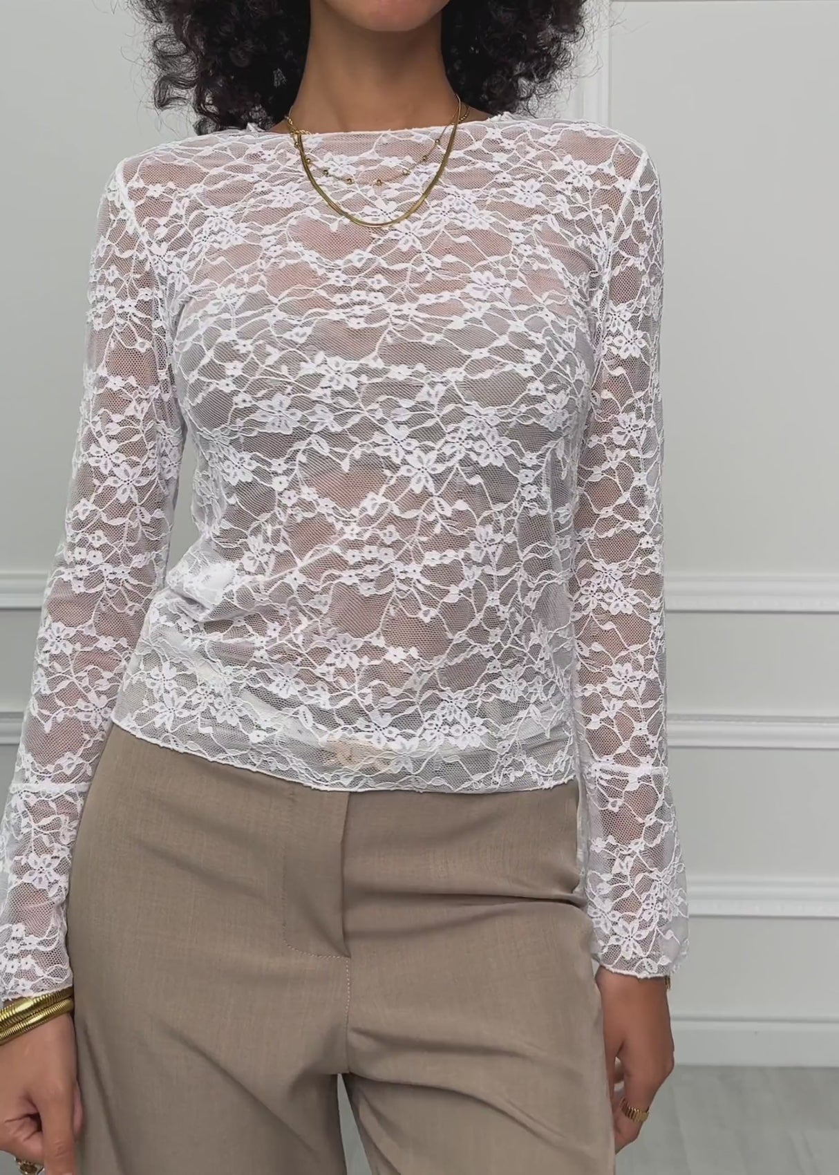 Langarmshirt aus Spitze mit Volantärmel - weiß von SASSYCLASSY