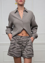 Musselin Shorts mit Zebra-Print - taupe
