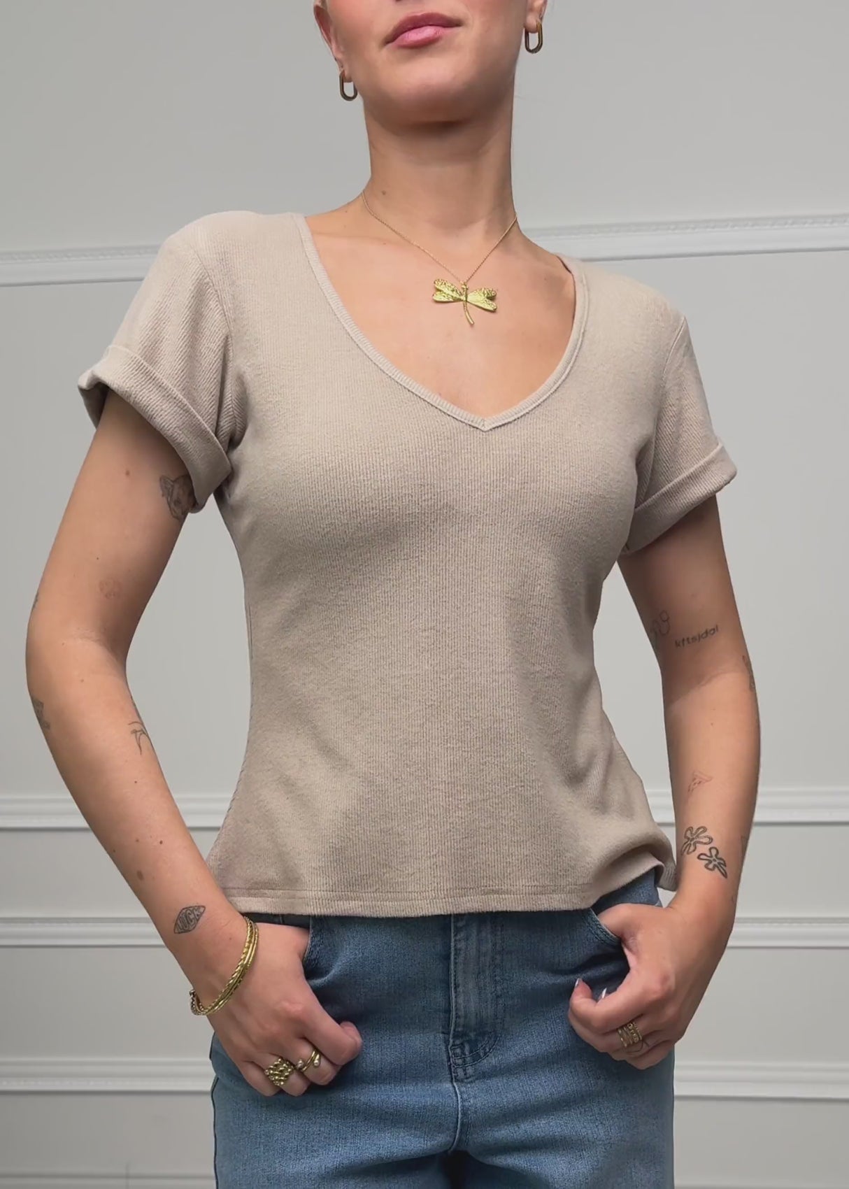 Geripptes T-Shirt mit V-Ausschnitt - taupe