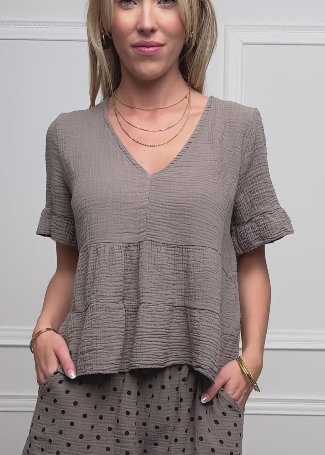 Musselin Shirt mit Volants und tiefem V-Ausschnitt - taupe by SASSYCLASSY