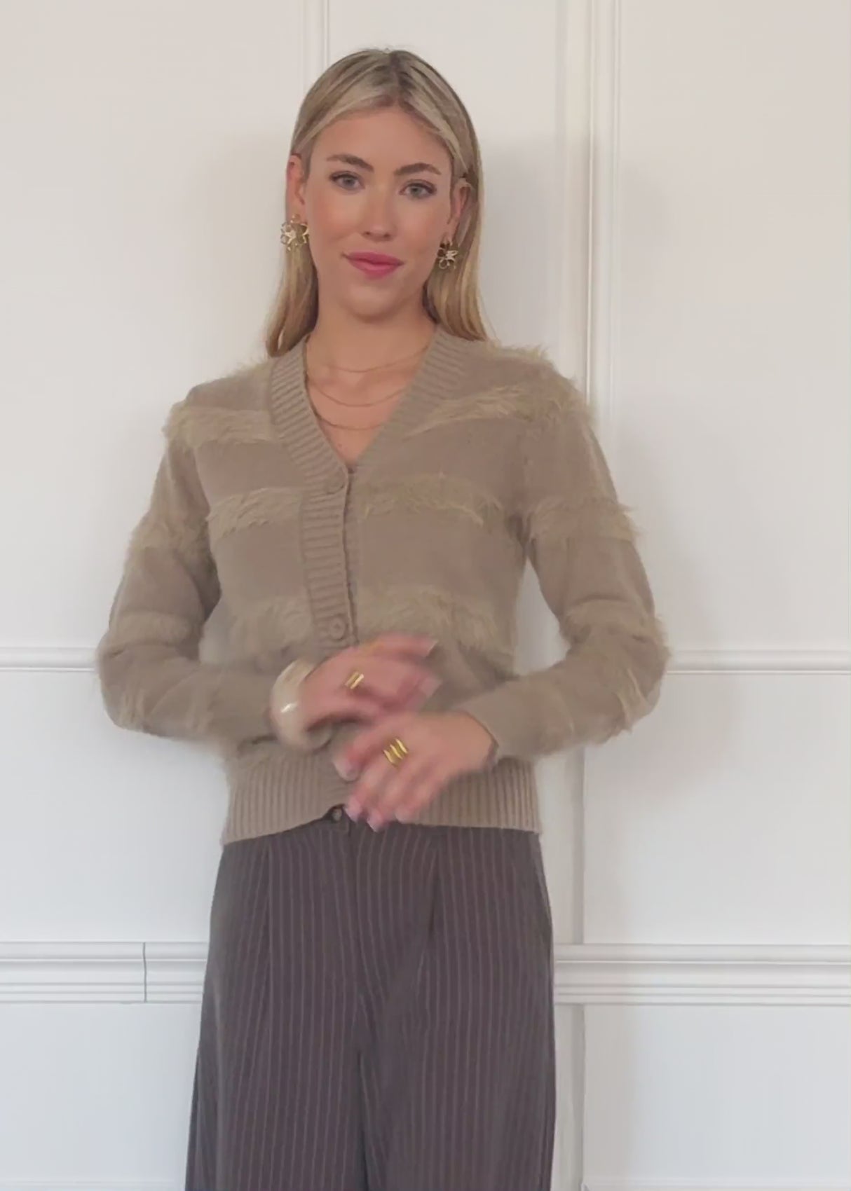 Strickjacke mit flauschigen Streifen - taupe