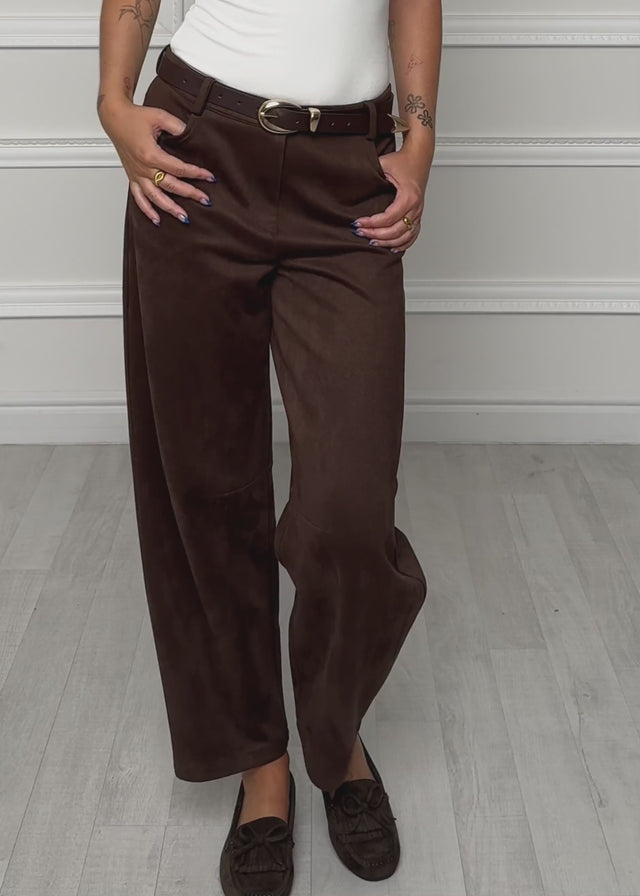 Barrel-Leg Hose in Wildlederoptik - dunkelbraun von SASSYCLASSY