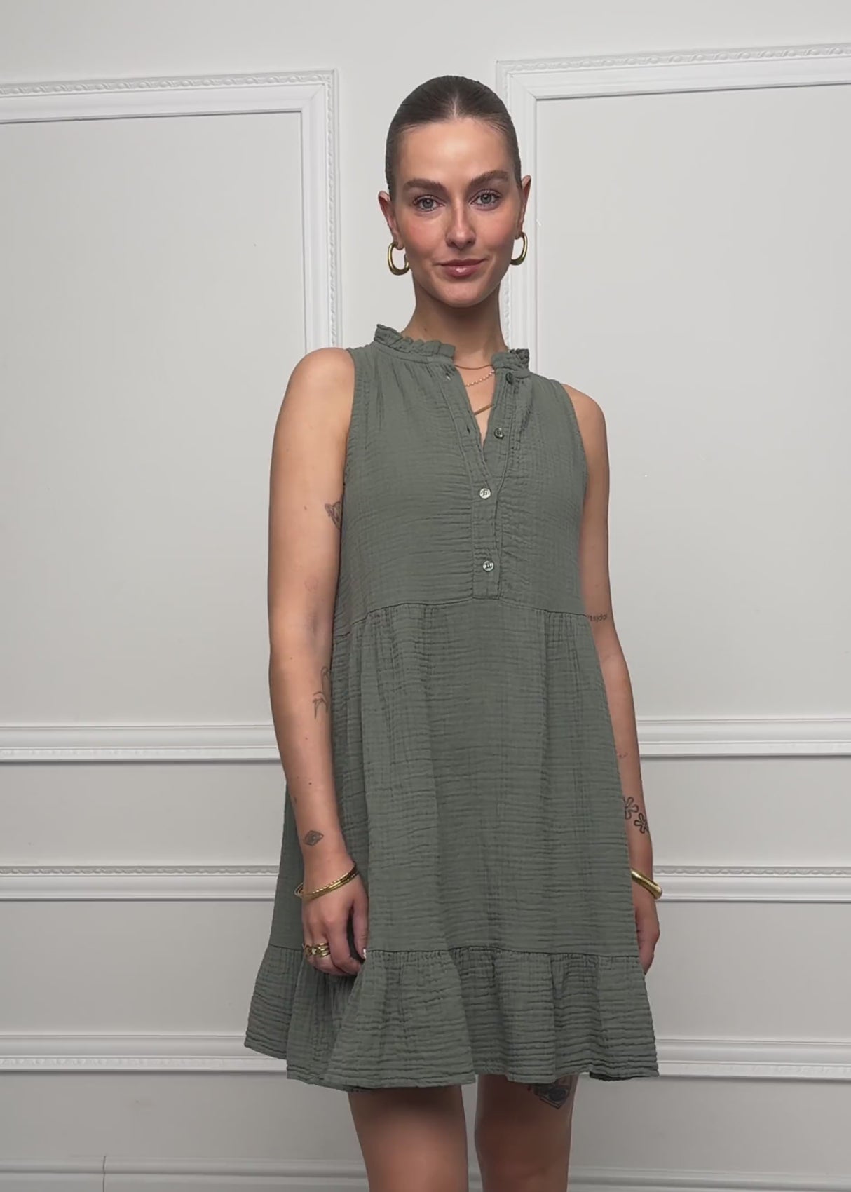Ärmelloses Musselin Kleid mit Volants - khaki