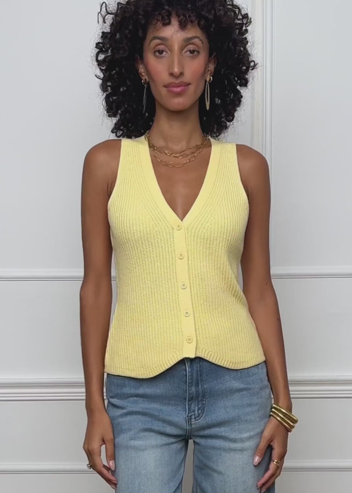 Strick-Top mit Knopfleiste und tiefem V-Ausschnitt - buttergelb