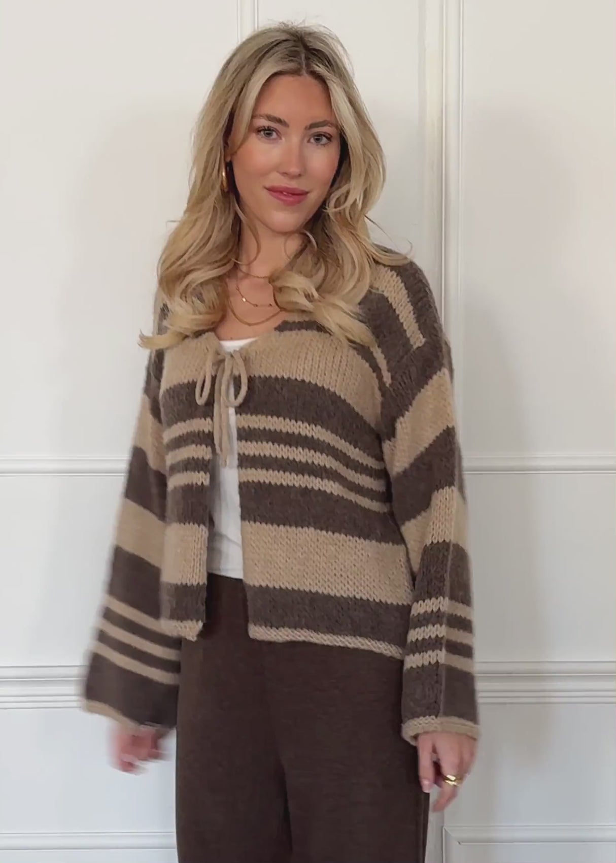 Gestreifte Strickjacke mit Schleifenverschluss - braun-beige