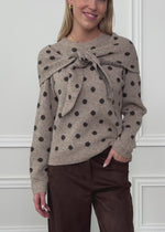 Gepunkteter Pullover mit Schal - beige