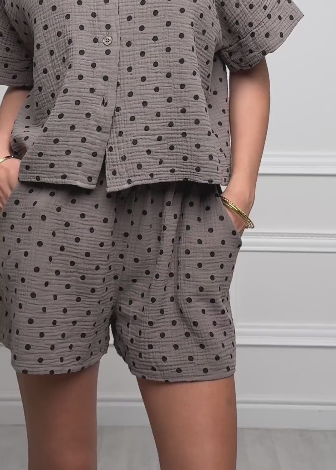 Musselin Shorts mit Punkten - taupe by SASSYCLASSY