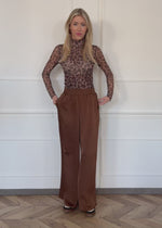 Weite Satin Hose mit Crinkle-Struktur - braun