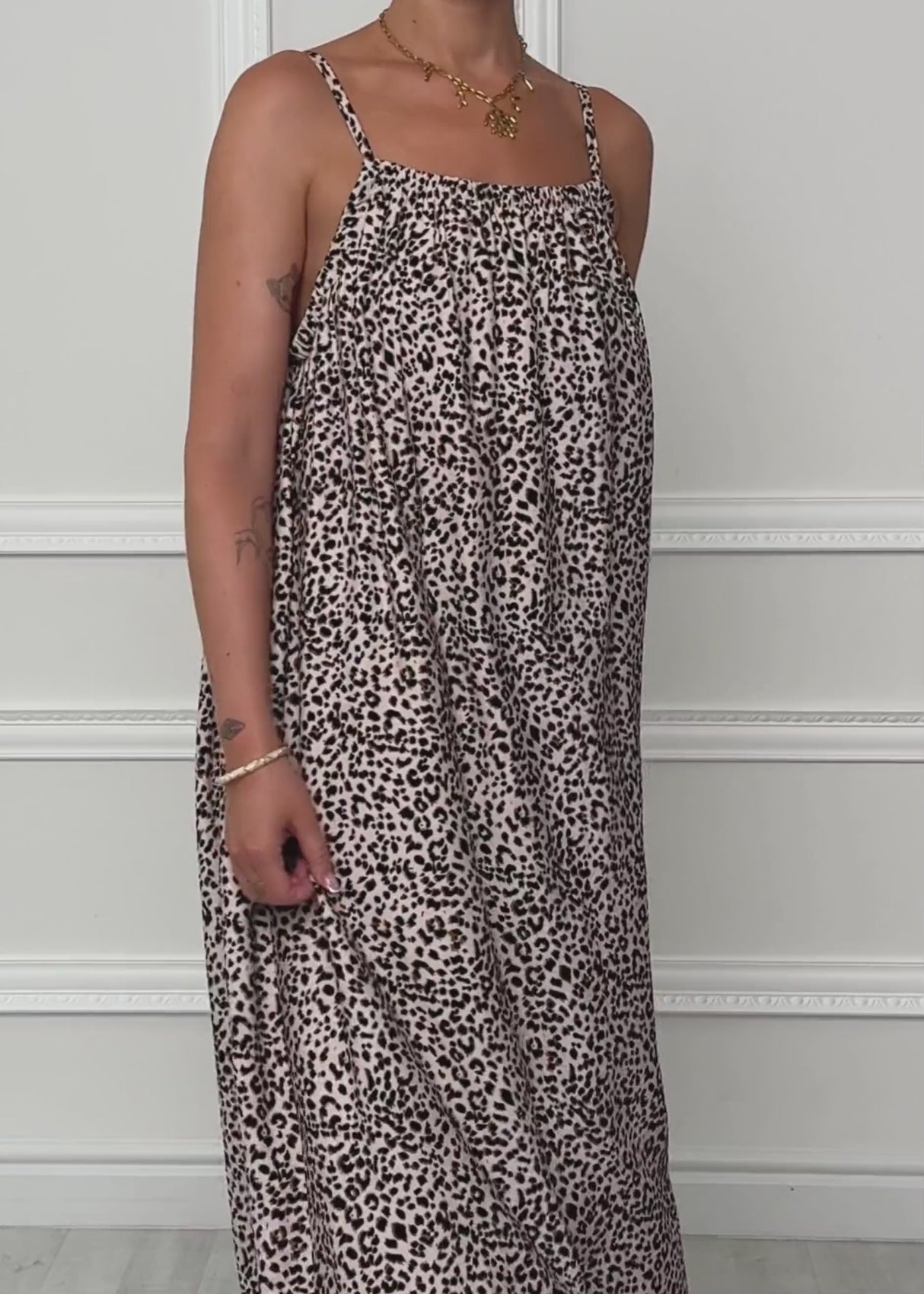 Lockeres Trägerkleid mit Leo-Print - beige von SASSYCLASSY