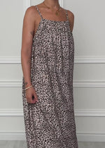 Lockeres Trägerkleid mit Leo-Print - beige