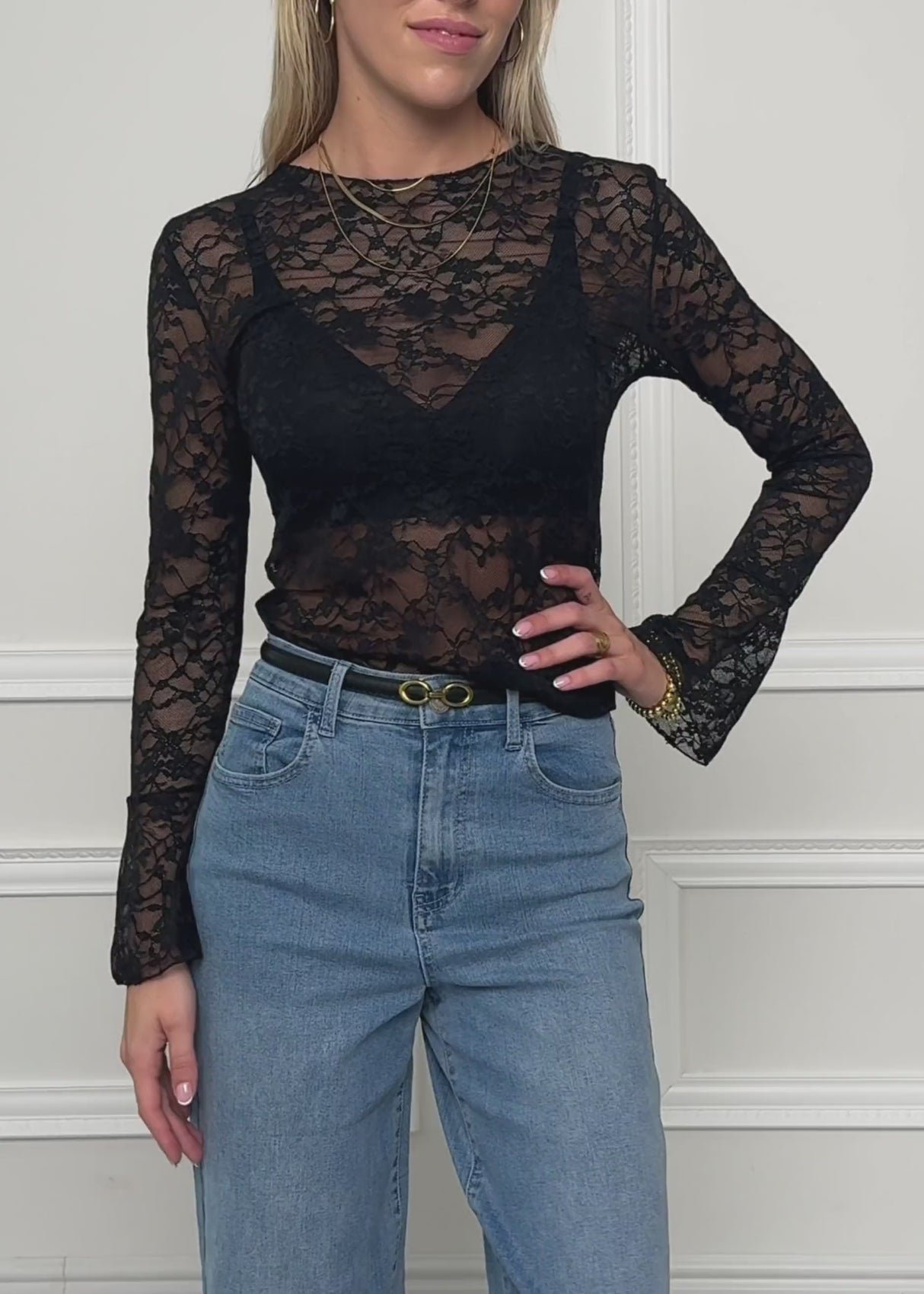 Langarmshirt aus Spitze mit Volantärmel - schwarz von SASSYCLASSY