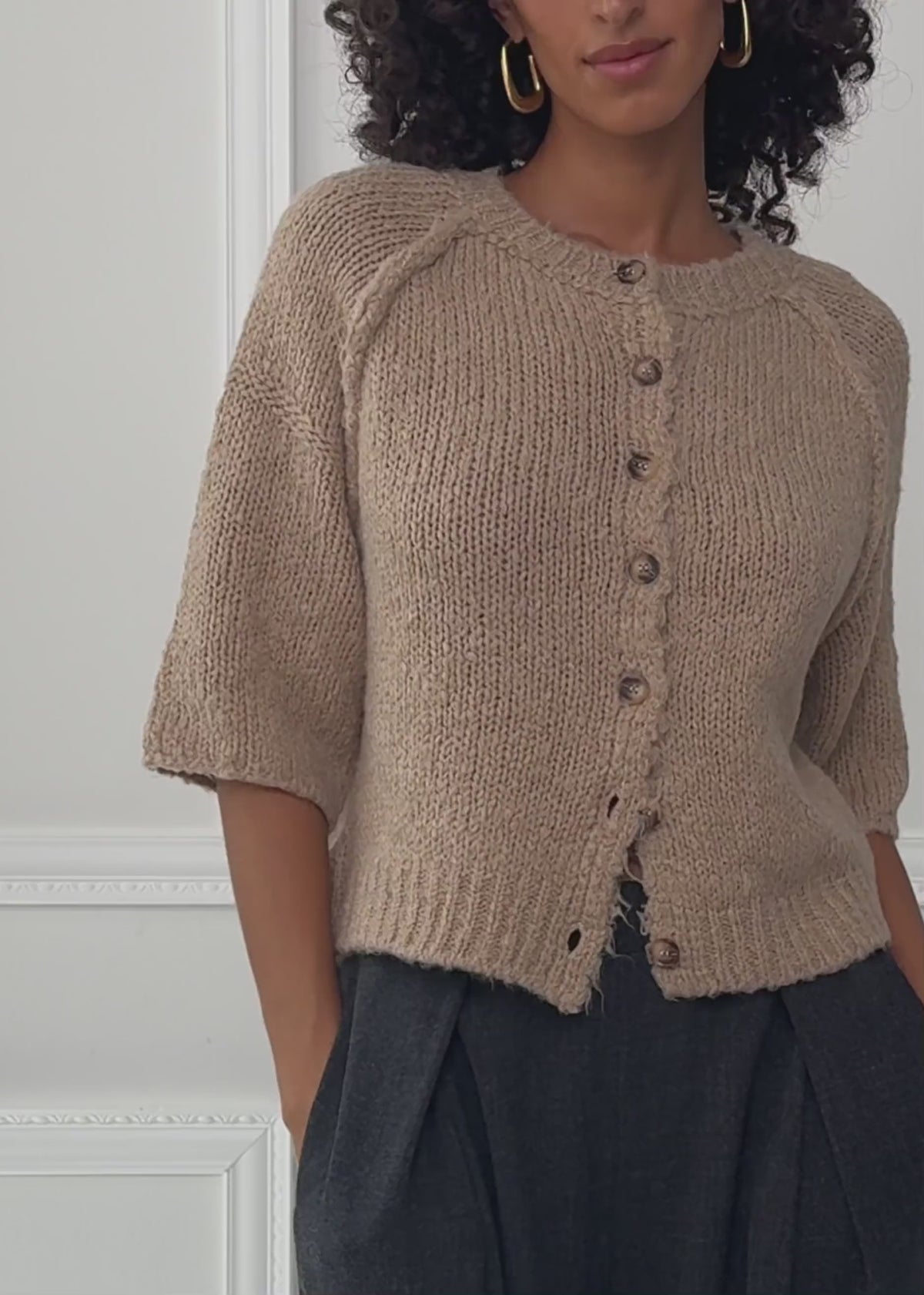Kurzarm Cardigan mit Außennähten - beige von SASSYCLASSY