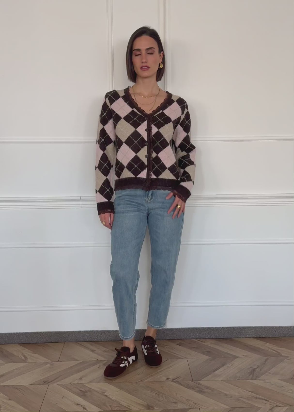 Strickjacke mit Rautenmuster und Spitzenborte - braun