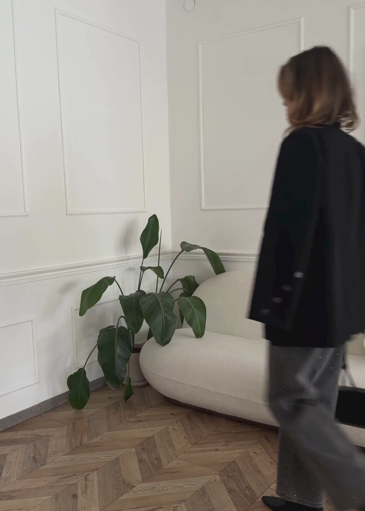 Tank top with neckline - black