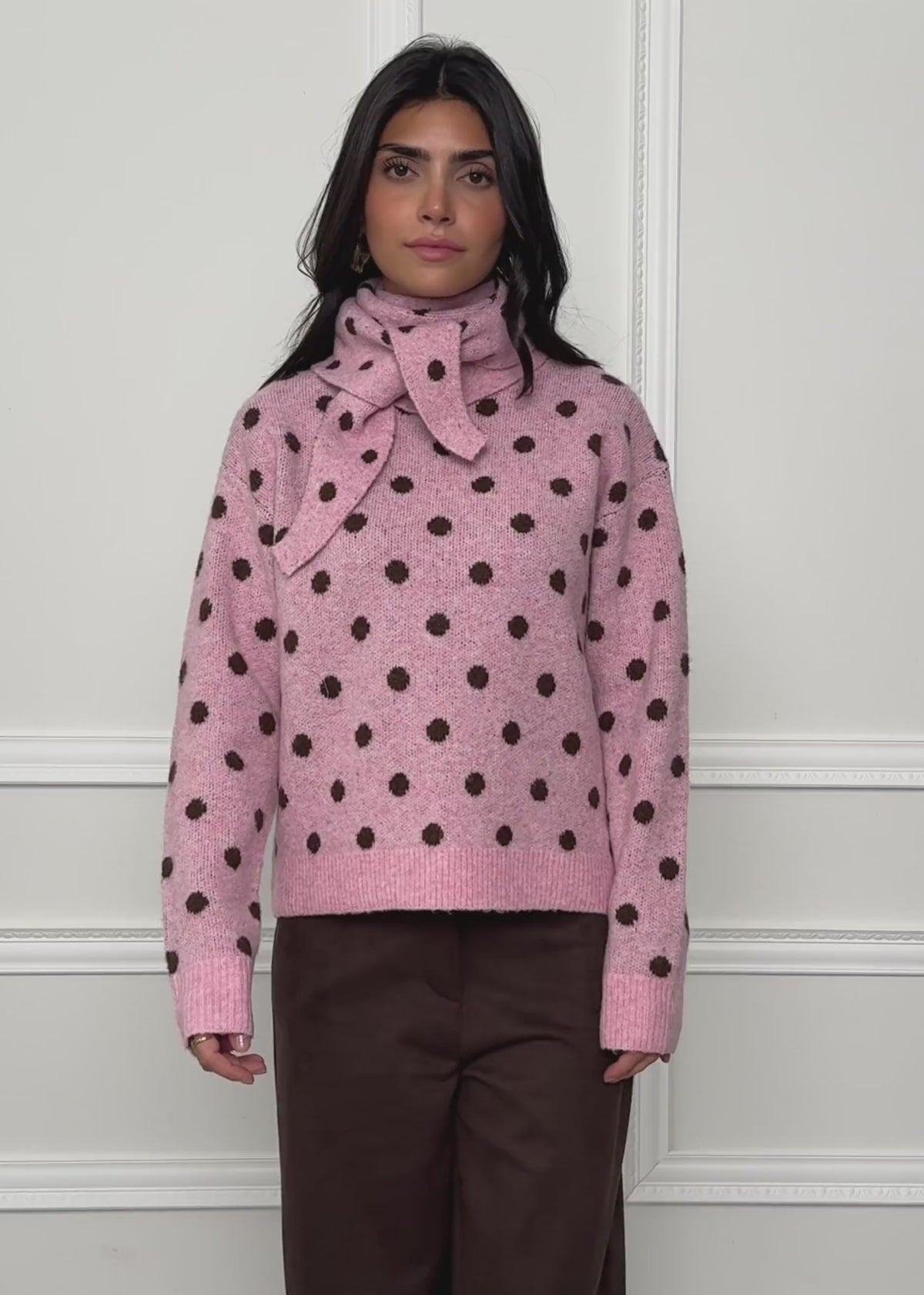 Gepunkteter Pullover mit Schal - rosa von SASSYCLASSY