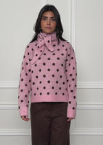 Gepunkteter Pullover mit Schal - rosa