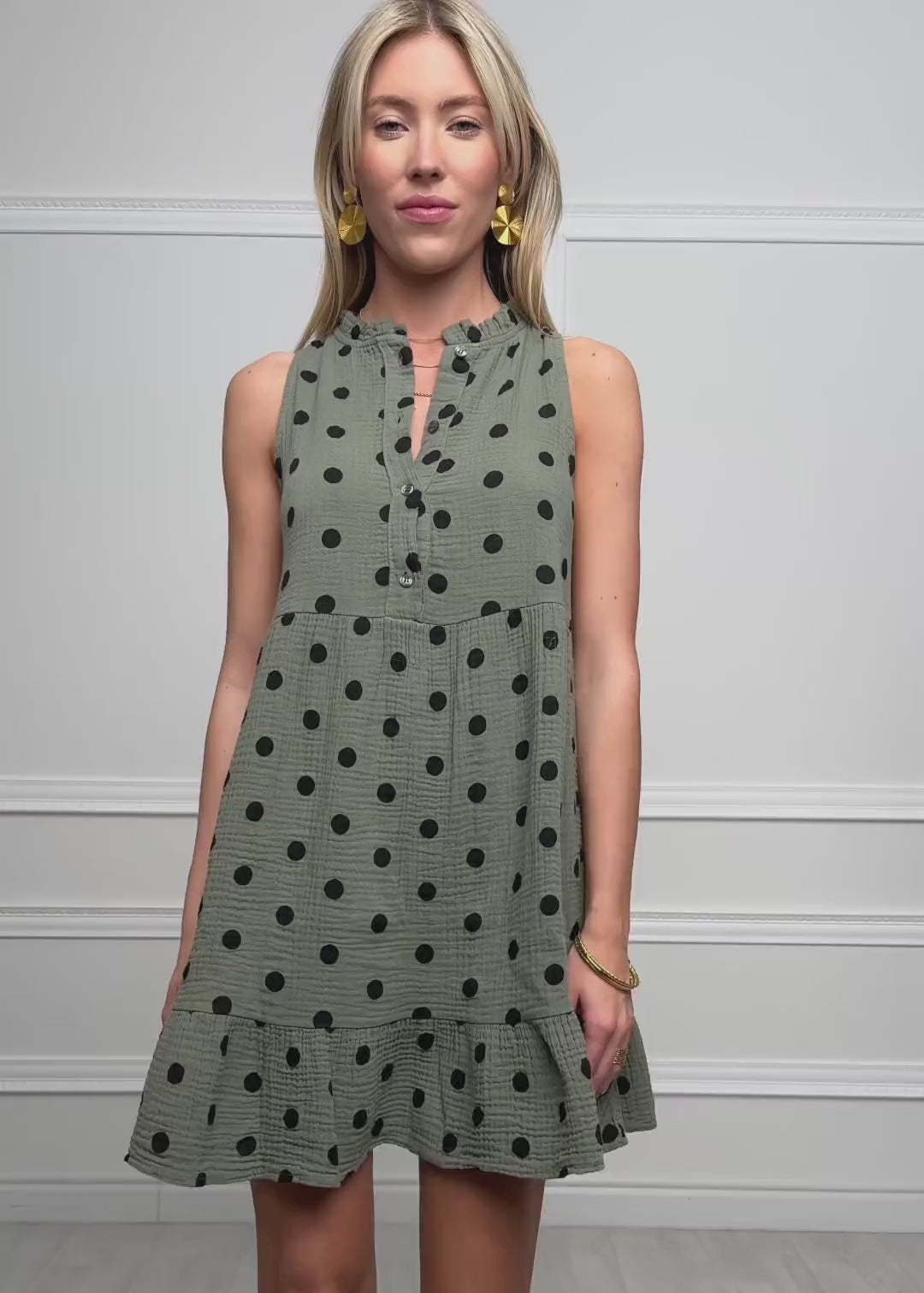 Ärmelloses Musselin Kleid mit Volants und Punkte Print - khaki by SASSYCLASSY