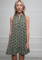 Ärmelloses Musselin Kleid mit Volants und Punkte Print - khaki