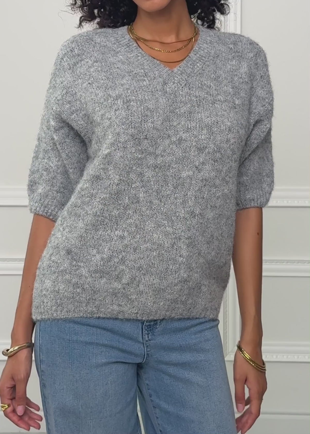 Kurzarm-Strickpullover mit V-Ausschnitt - hellgrau by SASSYCLASSY