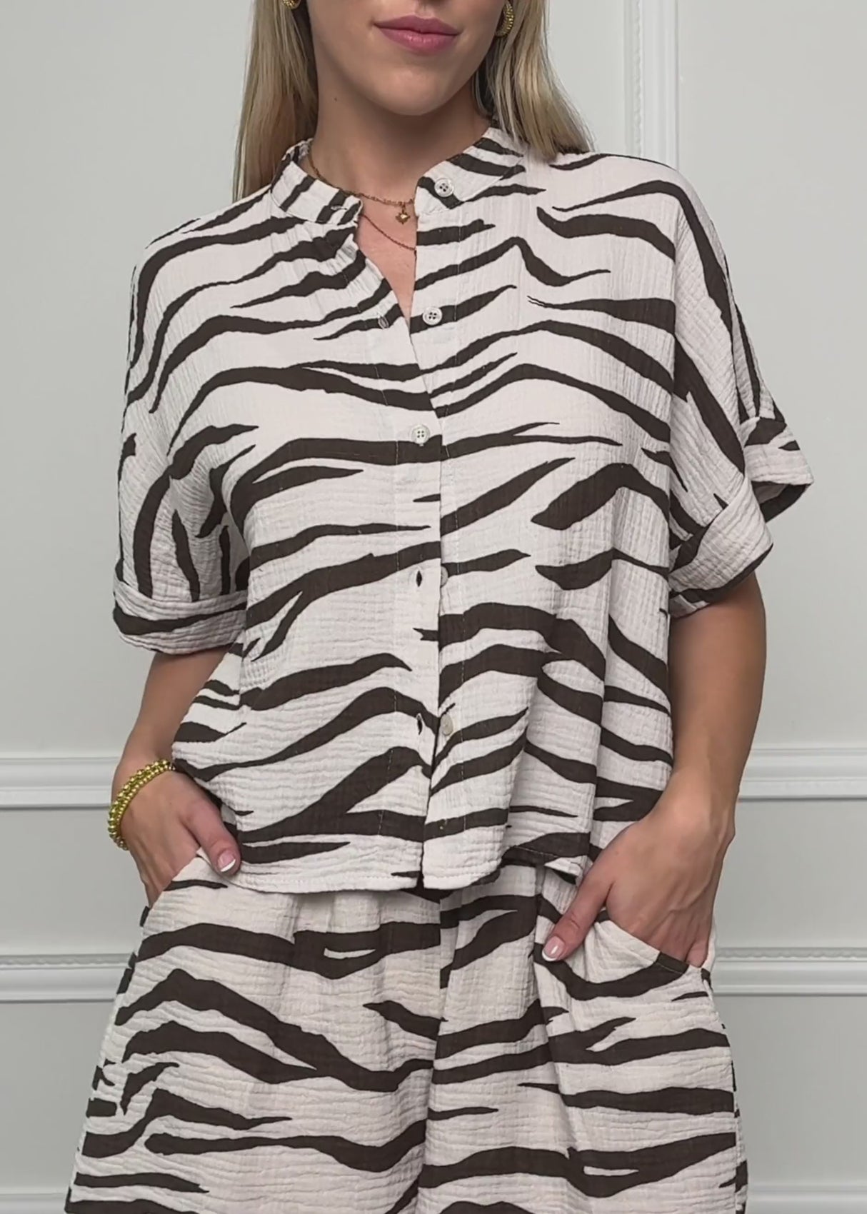 Kurzarm-Musselinbluse mit Zebra-Muster - beige-braun by SASSYCLASSY